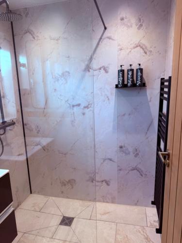 オックスフォードにあるHome in Oxfordの浴室のガラス扉付きシャワー