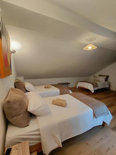 una camera da letto con due letti in una stanza di Hostel Rosa a São Pedro de Muel