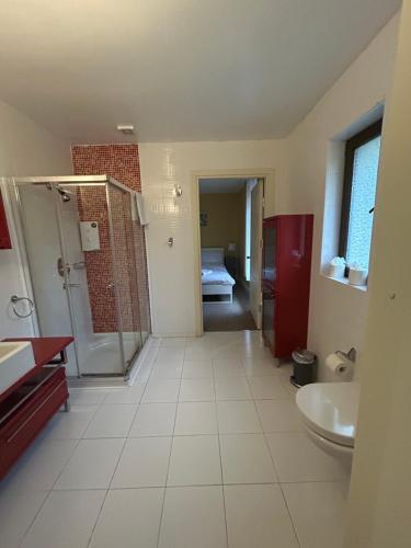 Ένα μπάνιο στο Modern 4 Bedroom House Ring of Kerry -Killarney