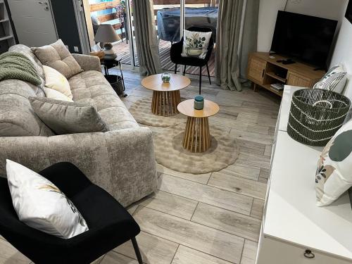 Posezení v ubytování Maison chic et paisible, terrasse, spa et campagne