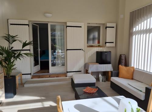 ein Wohnzimmer mit Sofa und Tisch in der Unterkunft Chambre D'hôtes - Les Hirondelles in Mirabel-aux-Baronnies