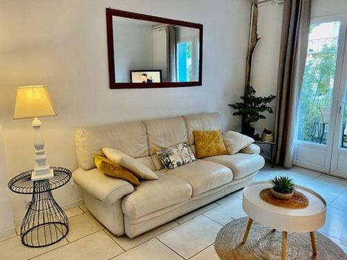 Posezení v ubytování Appartement F2 ensoleillé avec terrasse et parking, proche des Thermes et centre-ville - FR-1-703-178