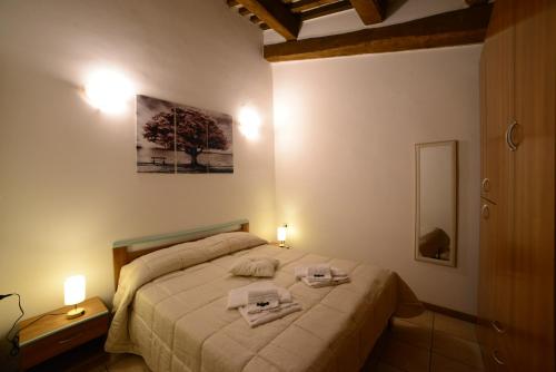 a bedroom with a bed with towels on it at A Due Passi dal Popolo in Ascoli Piceno