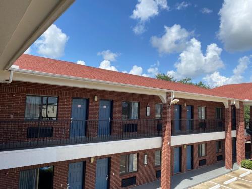 an exterior view of a brick building at Crystal Inn - NASA Webster in Webster