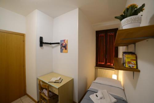 a small room with a bed and a desk at A Due Passi dal Popolo in Ascoli Piceno