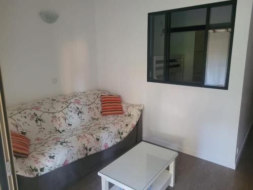 ein kleines Zimmer mit einem Bett und einem Spiegel in der Unterkunft Le Nid du Vallon -studio- Plage & Piscine in Sanary-sur-Mer