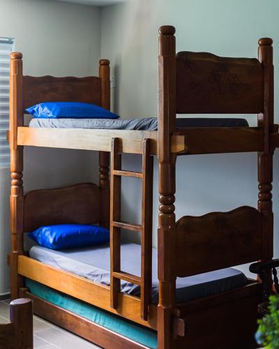 due letti a castello in una stanza con cuscini blu di Chales sol e mar a Ubatuba