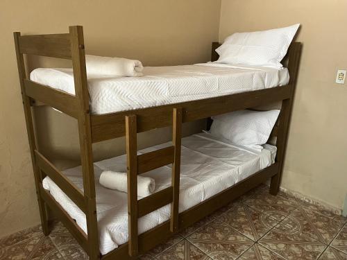a couple of bunk beds in a room at Casa aconchegante a poucos passos da Basílica in Aparecida