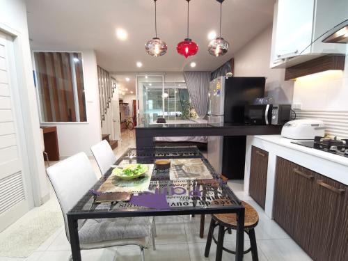 Kuchyň nebo kuchyňský kout v ubytování Home Base at Krabi