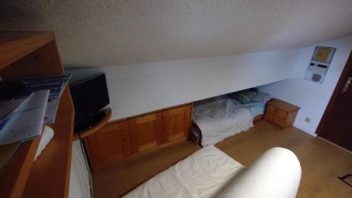 Μια τηλεόραση ή/και κέντρο ψυχαγωγίας στο Studio 4 personnes pied des pistes