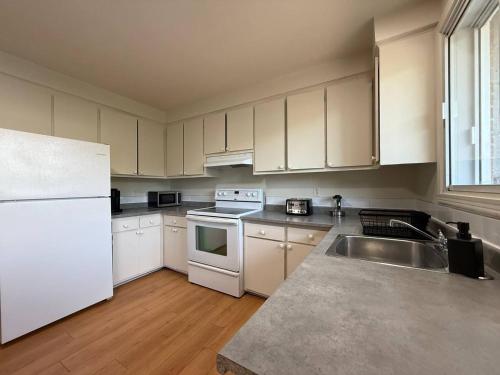 Η κουζίνα ή μικρή κουζίνα στο Beautiful and Cozy 3BR in Montreal West Island