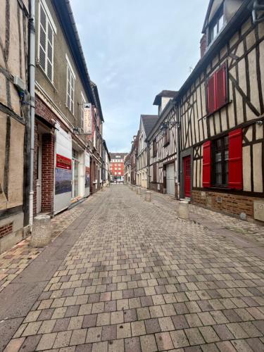 博韦Jungle house,Arr autonome,Proche Aéroport & Gare的一座有建筑的老城区的空街