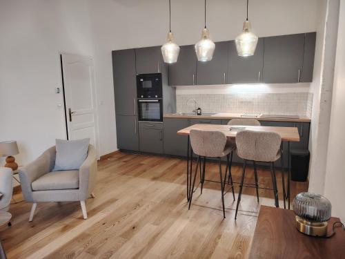 勒芒Majestueux Bouquet的房间里有一张桌子和几把椅子的厨房