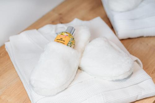 OplotnicaにあるApartmaji Vouk - sodobni apartmaji v objemu narave - Lukanja - Rogla - Primerno za pare in družine - Sprostitev in aktivno preživljanje prostega časaのナプキンの上に白い靴下とおもちゃが置かれている