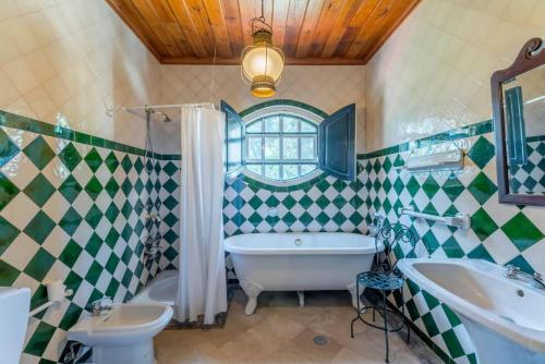 un bagno con vasca, WC e lavandino di 188 - Quinta da Sobreda a Monte da Formiga
