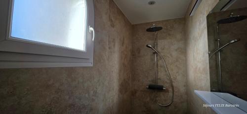 Koupelna v ubytování ECUME Appartement climatisé cosy 2 chambres pour 4 personnes au Barcarès