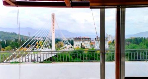 una ventana con vistas a un puente en Milenijum apartman, en Podgorica