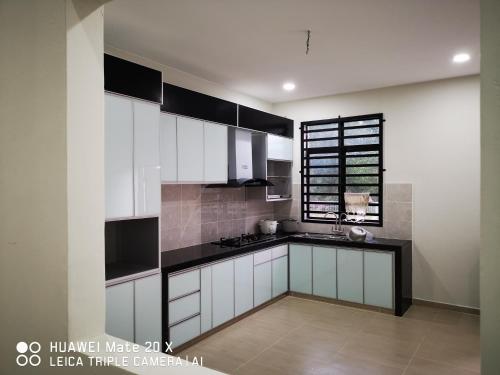 Η κουζίνα ή μικρή κουζίνα στο Melur Guesthouse