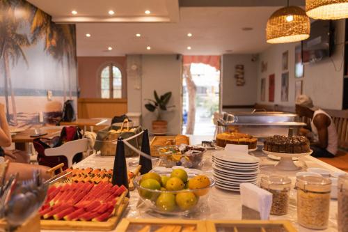 un buffet di cibo su un tavolo in un ristorante di Che Lagarto Hostel Copacabana a Rio de Janeiro