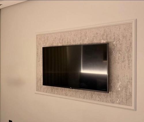 Un televizor și/sau centru de divertisment la 2 bedrooms in the heart of Casablanca