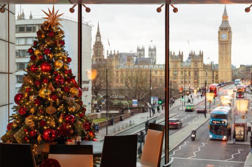 Park Plaza London Westminster Bridge في لندن: شجرة عيد الميلاد أمام برج ساعة بيغ بن