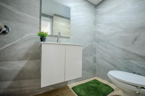 Ένα μπάνιο στο Luxury 5 Rooms Apartments 3 minutes from beach