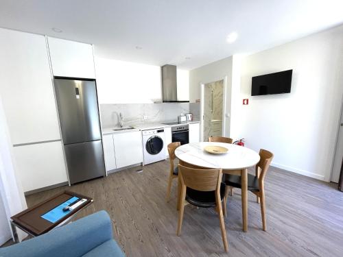 Η κουζίνα ή μικρή κουζίνα στο Rabumba - Aveiro Central Lodging