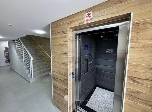 een lift in een gebouw met een trap bij Bela Vista in Matinhos