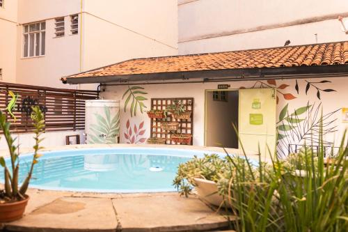 una casa con piscina di fronte a un edificio di Che Lagarto Hostel Copacabana a Rio de Janeiro