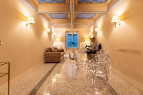 Un comedor con mesa y sillas en Noble Floor - Private Sauna Apartment, en Lucca