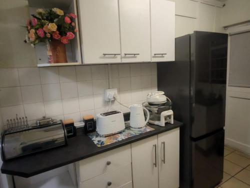 Η κουζίνα ή μικρή κουζίνα στο Central, Spacious GF Apartment, access to N1,N2,M5