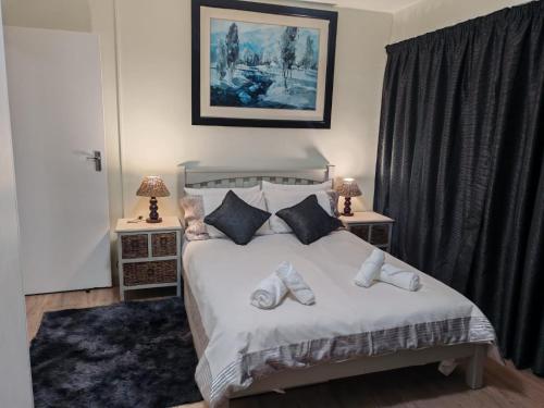 Ένα ή περισσότερα κρεβάτια σε δωμάτιο στο Central, Spacious GF Apartment, access to N1,N2,M5