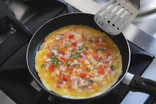 una sartén llena de comida encima de una estufa en Lakeside Retreat Eco Luxury Villa with Private Pool in Kurunegala, en Melsiripura