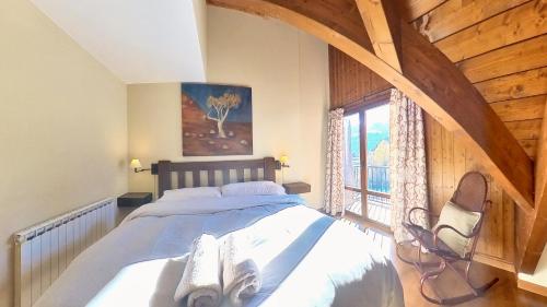Un dormitorio con una cama grande y una ventana. en Los Altos de Escarrilla - tucasaenlospirineos, en Escarrilla