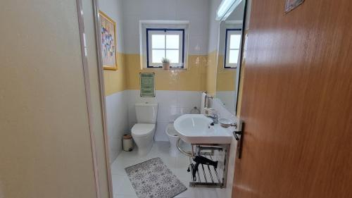 een badkamer met een wastafel en een toilet bij Fonte do Norte in Ericeira