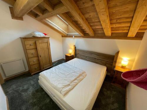 Ένα ή περισσότερα κρεβάτια σε δωμάτιο στο Appt 4 pers, 2 min Ski et Commerce