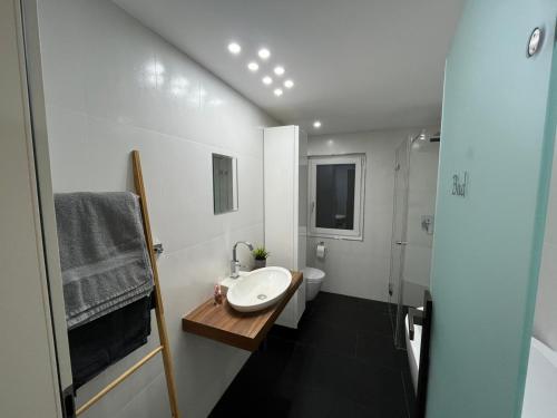 Et badeværelse på FlexStay Room 8