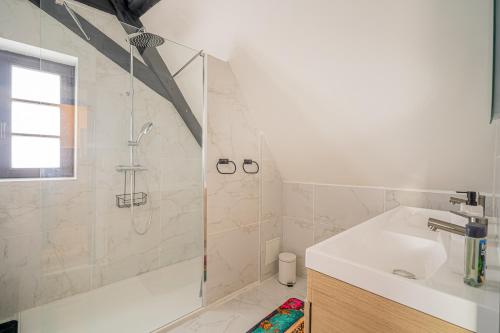 Et badeværelse på The Gingerbread Spa - Private Parking - Terrace