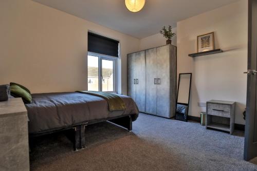 En eller flere senge i et værelse på Marlor House, Denton, Free Parking