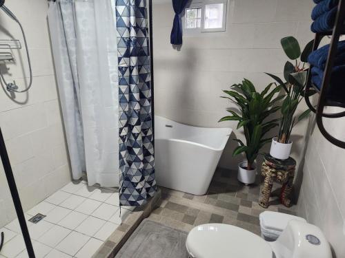 Ένα μπάνιο στο Cozy Guesthouse with Bathtub in Alto Boquete