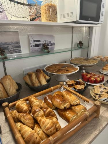 乐巴凯尔斯莱卡萨酒店的一大堆不同类型的面包和糕点