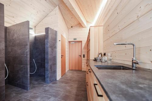 施图本阿尔贝格Frühstückspension Sonnblick的一个带水槽和淋浴的大厨房