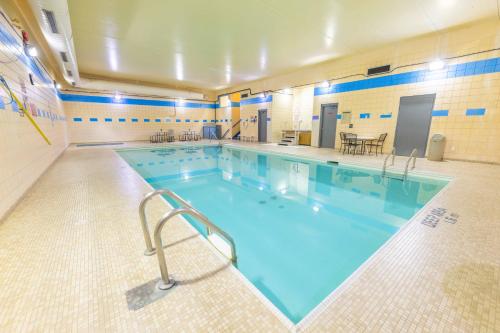 a large swimming pool in a building at Prince Arthur Waterfront Hotel & Suites in Thunder Bay