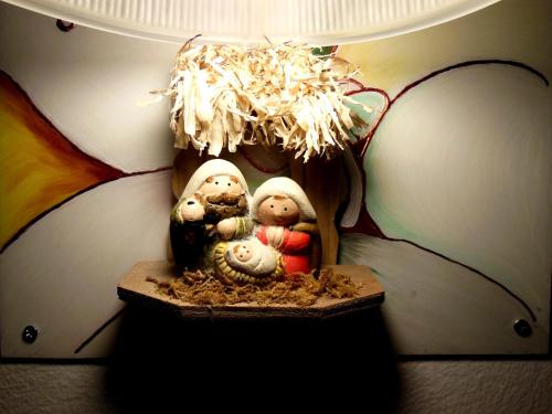 Un grupo de figuras sentadas en un estante bajo una sombrilla. en Casa Rural Jardín del Desierto, en Tabernas