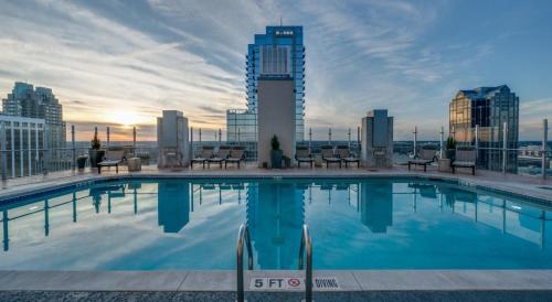 La alberca dentro o cerca de Oak city Skyline views