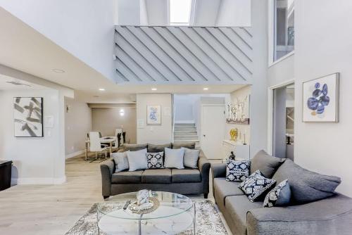 Χώρος καθιστικού στο Luxury Family Home w AC and Patio near Meta and Stanford
