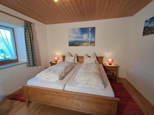 Ένα ή περισσότερα κρεβάτια σε δωμάτιο στο Ferienwohnung Alpspitze