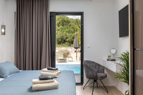 ドゥブロヴニクにあるLuxury Villa Ginaのベッドとプールのある寝室