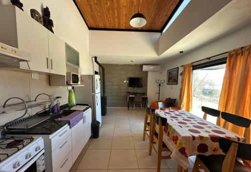 Nhà bếp/bếp nhỏ tại HERMOSA CASA 2 DORMITORIOS EN POTRERO DE GARAY
