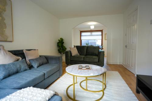 un soggiorno con un divano e un tavolo di Nigel House a Livingston